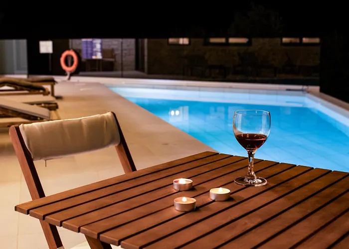 Cream Cozy Getaway - 3 Pearls Pool Retreat