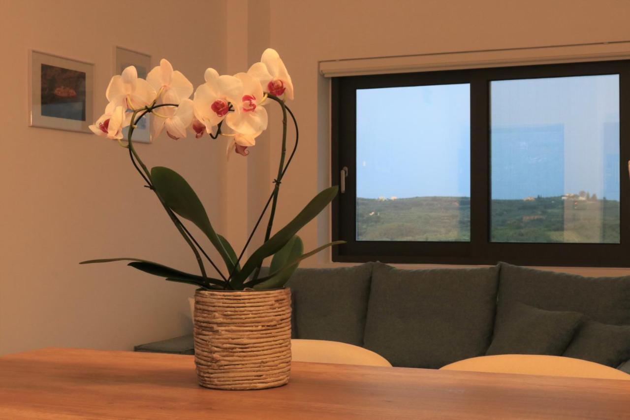 Cream Cozy Getaway - 3 Pearls Pool Retreat Apartment *
