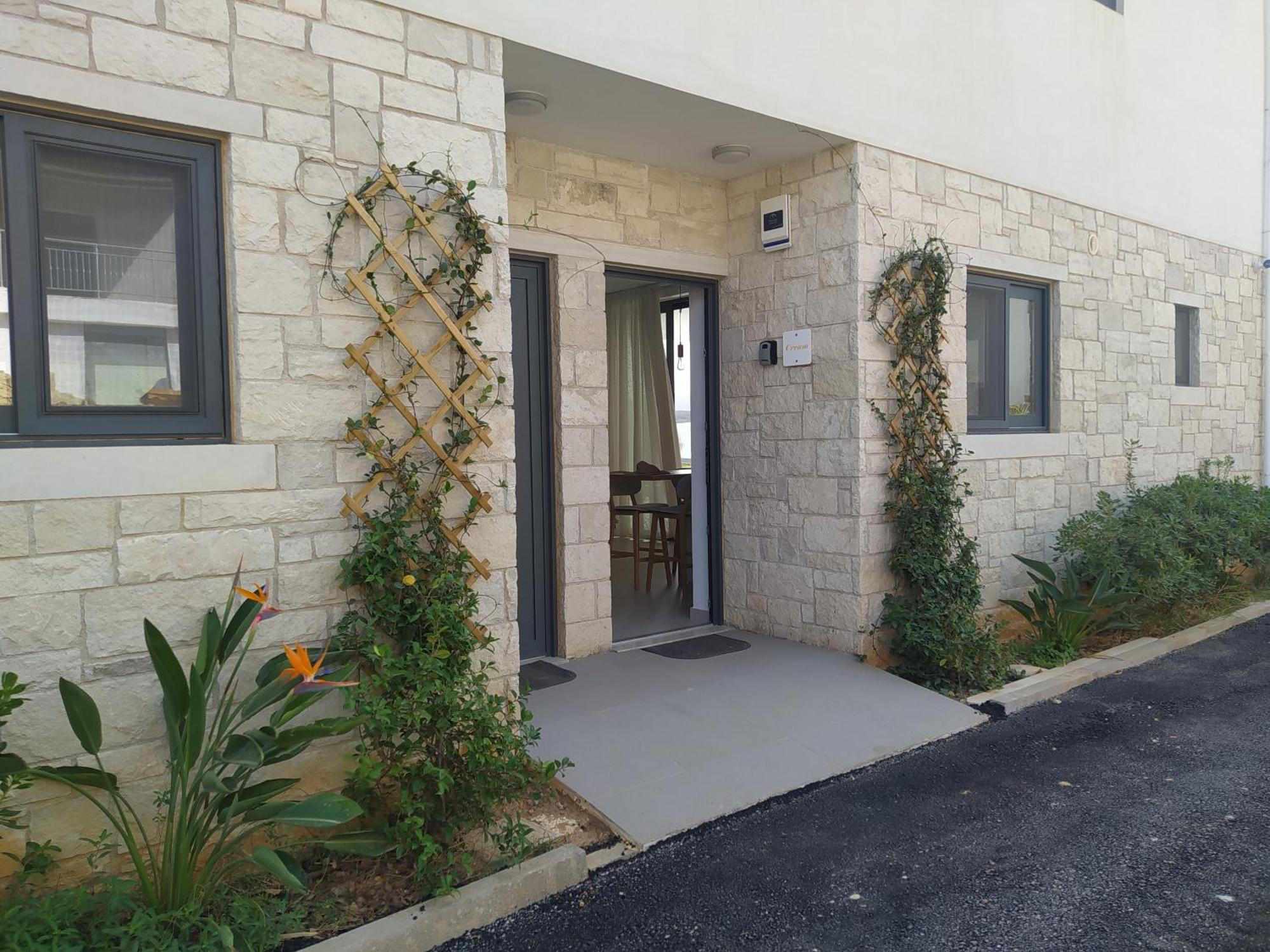 Cream Cozy Getaway - 3 Pearls Pool Retreat Apartment *